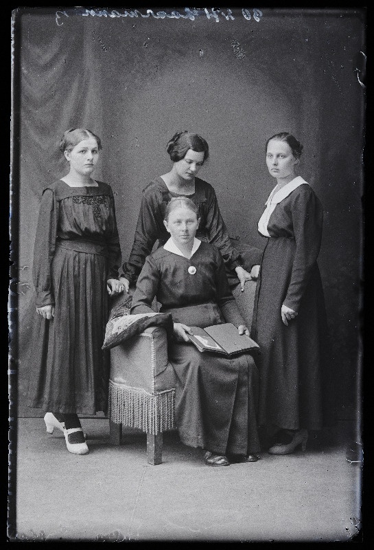 Grupp naisi, (foto tellija Laarmann).