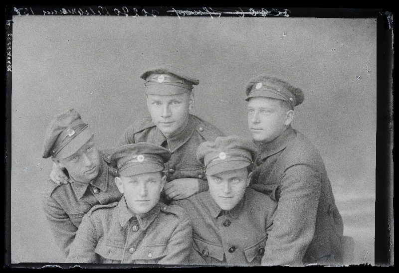 Grupp sõjaväelasi, (foto tellija Veldemann).