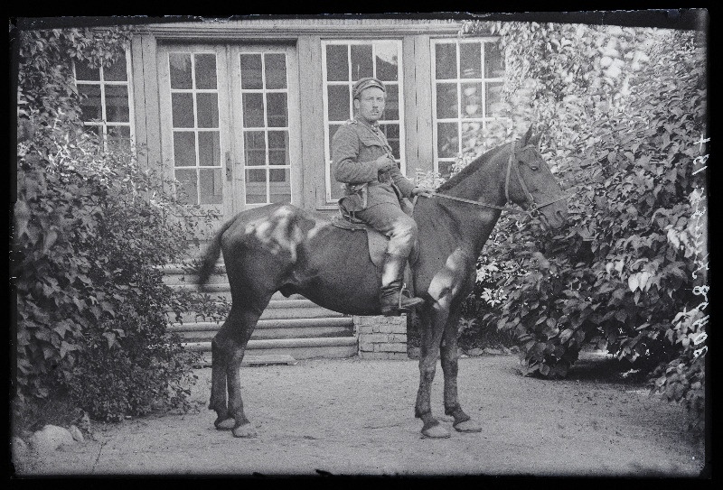 Sõjaväelane Kuusk hobusel.