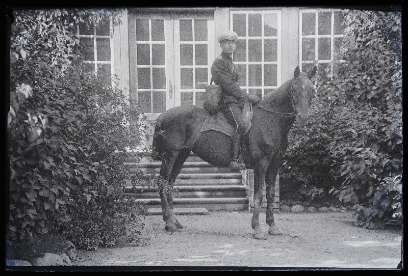 Sõjaväelane Rössler hobusel.