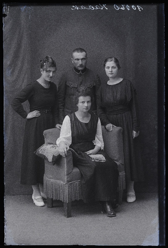 Grupp neiusid ja sõjaväelane, (foto tellijad Rein, Kadak).