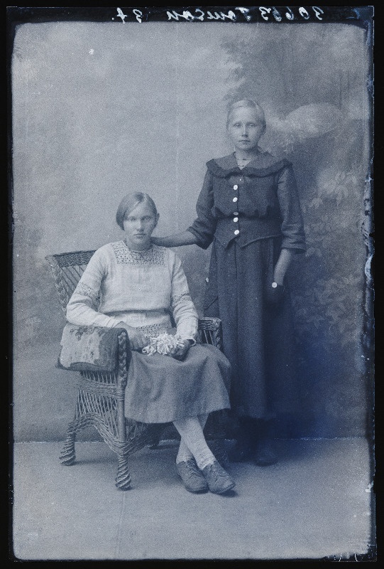 Kaks neiut, (foto tellija Tomson [Thomson]).