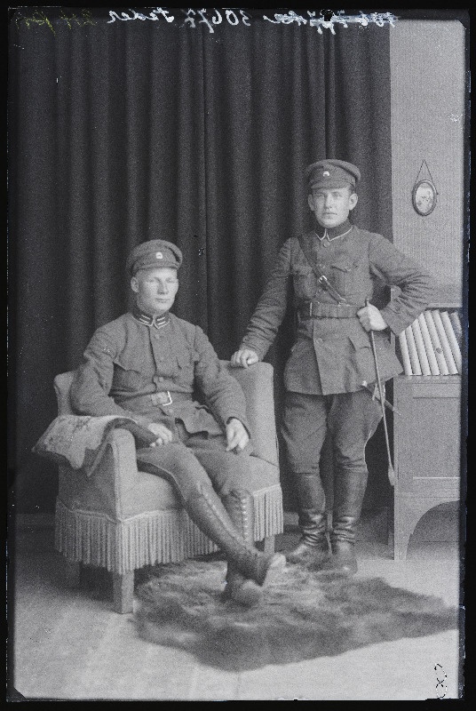Kaks sõjaväelast, (foto tellija Teder).
