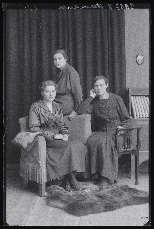 Grupp naisi, (foto tellija Hermann).