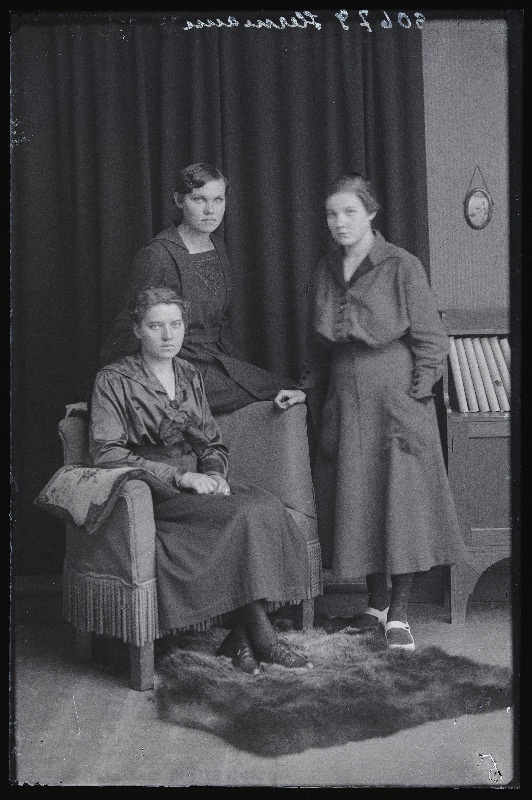 Grupp naisi, (foto tellija Hermann).