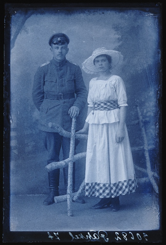 Sõjaväelane naisega, (foto tellija Pähkel).