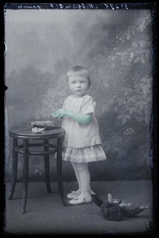 Väike tüdruk mänguasjadega, (foto tellija Metsamärt).