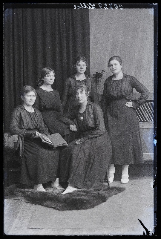 Grupp naisi, (foto tellija Litter).