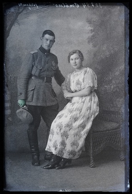 Sõjaväelane [Jaan] Õmblus naisega.  duplicate photo