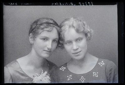 Kaks naist, (foto tellija Milistfer).  similar photo