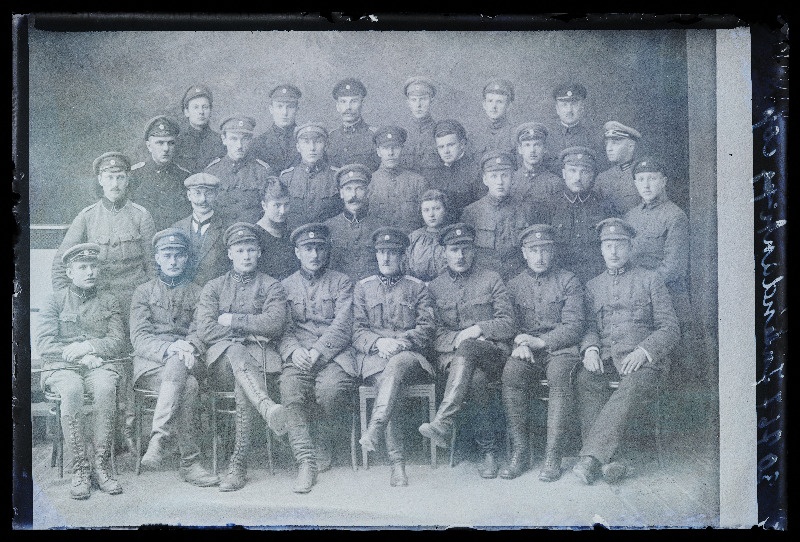 3. Diviisi intendantuuri koosseis. Esireas vasakult 3. toitlus- ja kraamiladude valitseja sõjaväeametnik Jaan Einpaul (Alupere), 5 intendant kapten Karl Bachmann, (05.09.1919 fotokoopia).