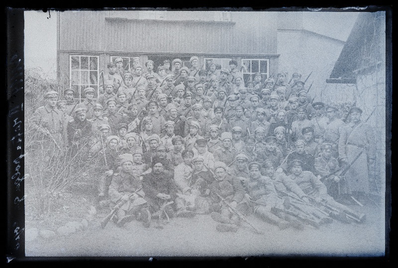 Vabadussõda. 2. Ratsapolgu 1. eskadroni isikkooseis. 3. reas keskel (vaatab kõrvale) eskadroniülem leitnant Robert Kull, tema vasakul käel eskadroni vanemohvitser alamleitnant Veikko Kokko, (09.10.1919 fotokoopia).