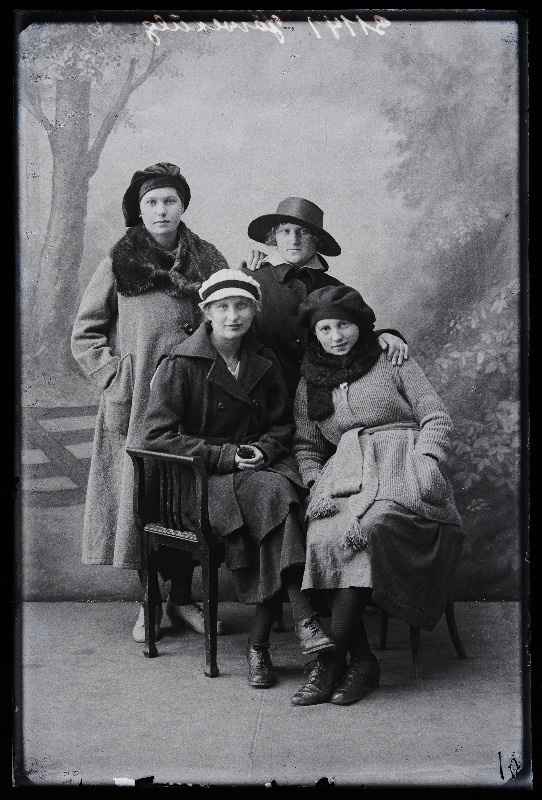 Grupp neiusid, (foto tellija Järvekülg).