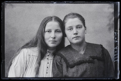 Kaks naist, (foto tellija Kaju).  duplicate photo