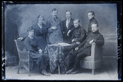 Grupp inimesi, (foto tellija Balzar).  similar photo