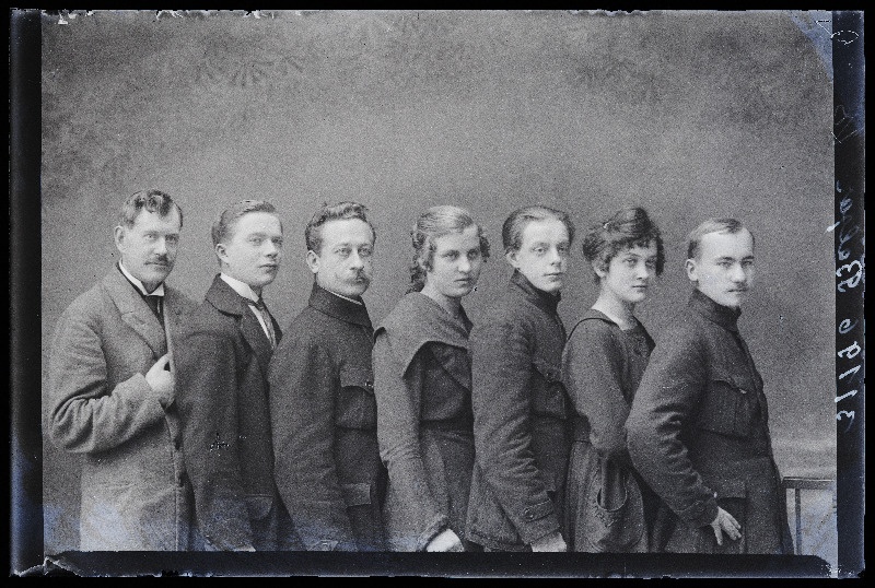 Grupp inimesi, (foto tellija Balzar).