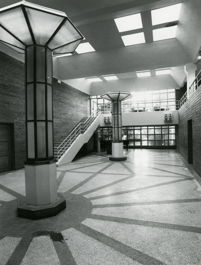 Pirita lillekasvatussovhoosi peahoone, interjöörivaade. Arhitekt Rein Heiduk, sisekujundus Piret Mudist