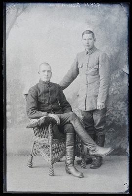 Kaks sõjaväelast, (foto tellija Essmann).  similar photo
