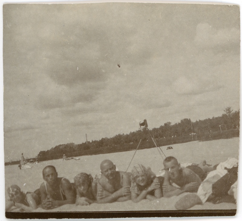 Johannes Vares? sõpradega Pärnu rannas liival lamades poseerimas