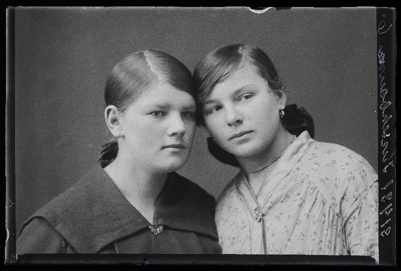Kaks neiut, (foto tellija Kirschbaum).