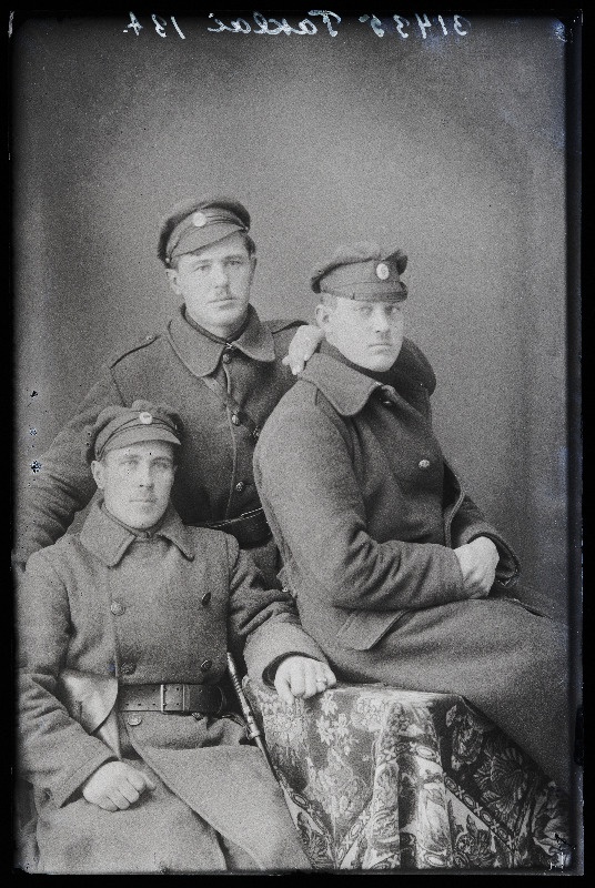 Grupp sõjaväelasi, (foto tellija Taklai).