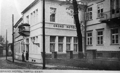 Hotell "Grand Hotel" Vallikraavi tänaval. Tartu, 1920. aastad.  duplicate photo