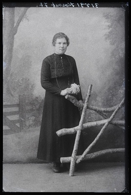 Marie Kornet, (Abja-Paluoja, Ibruse pood).  duplicate photo
