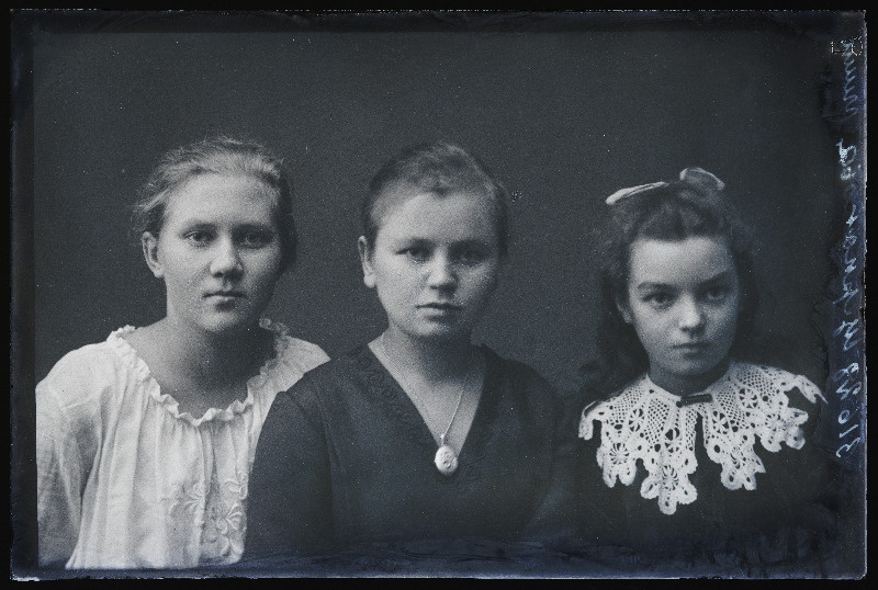 Kolm neiut, vasakul Tiits, (foto tellija Štšerbakova Mõisakülast).