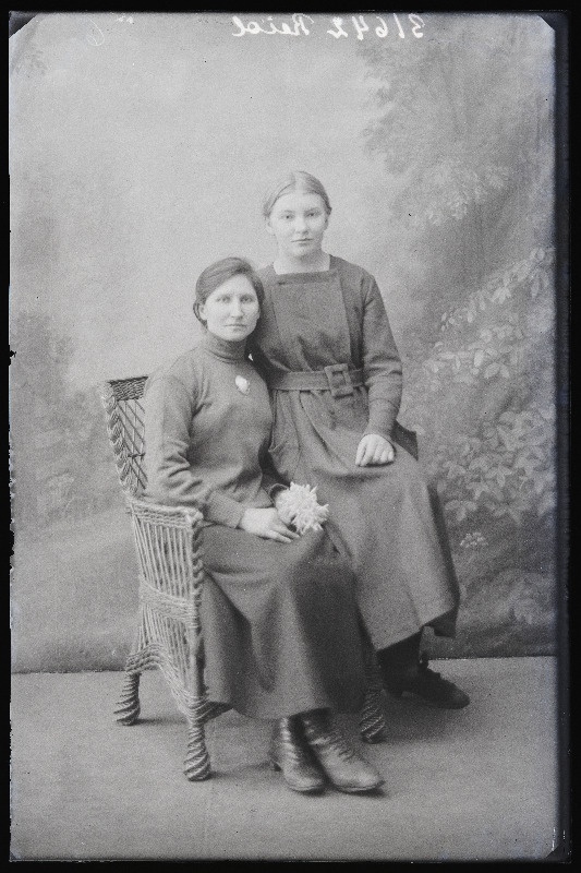 Kaks naist, (foto tellija Reial).