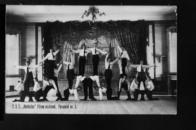 Töölisspordiseltsi Herkules Pärnu osakonna võimlejad püramiide esitamas.  duplicate photo