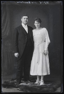 Mihkelson naisega.  similar photo