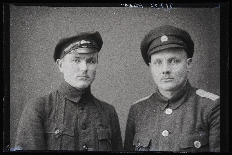 Kaks sõjaväelast, (foto tellija [Anton] Viies).