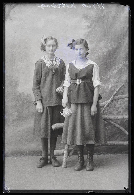 Kaks tütarlast, (foto tellija Rotberg).