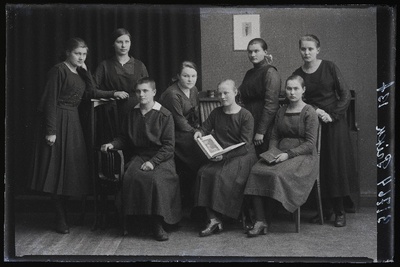 Grupp neiusid, (foto tellija Prikk).  similar photo