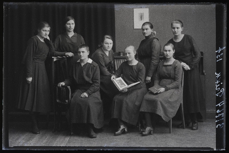 Grupp neiusid, (foto tellija Prikk).