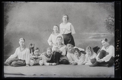 Neidude tantsugrupp juhendajaga, (foto tellija Rotberg).  similar photo