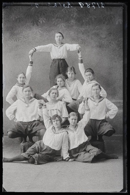 Neidude tantsugrupp juhendajaga, (foto tellija Rotberg).  similar photo