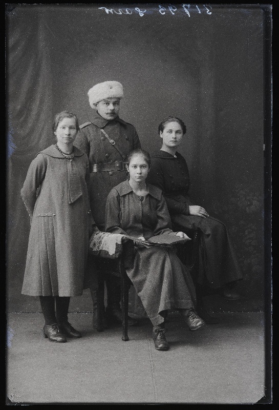 Grupp inimesi, (foto tellija Sarv).