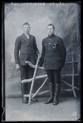 Kaks noormeest, (foto tellija Essmann).  similar photo