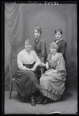 Grupp naisi, vasakul istub Palu, paremal Nutt.  duplicate photo