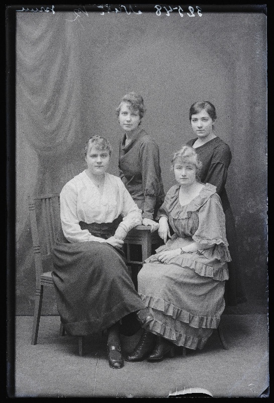 Grupp naisi, vasakul istub Palu, paremal Nutt.