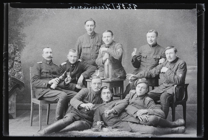 Grupp sõjaväelasi, vasakul istub Ilves, (foto tellija Hermann).
