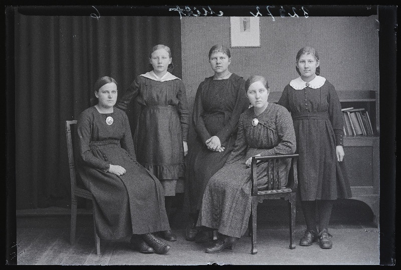 Grupp neiusid, (foto tellija Mitt).