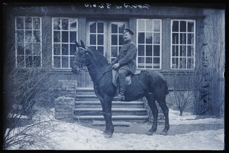 Sõjaväelane Jürgenson hobusel.