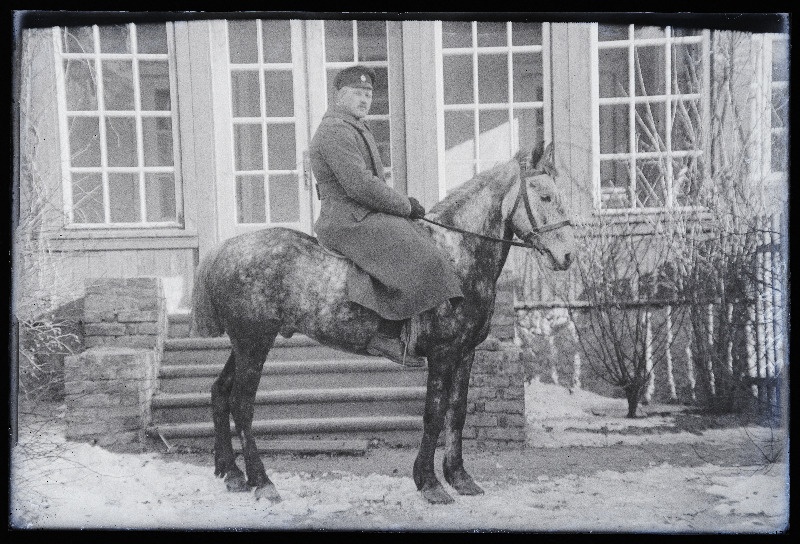 Sõjaväelane Niilus hobusel.