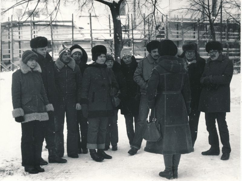 Foto. Haapsalu Raj. noorte (s.h. Haapsalu Raj. Sidesõlme töötajate) tähesõit Eesti Laskurkorpuse lahinguteedel. Erskursioon Novgorodi Kremlis 1982.