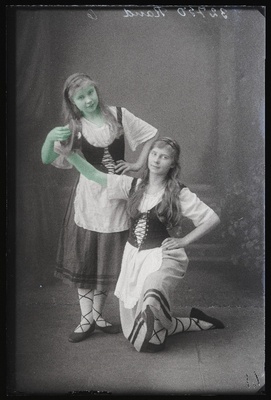 Kaks tantsijat tamburiiniga, (foto tellija Rand).  duplicate photo