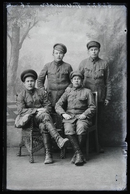 Grupp mehi [sõjaväelasi], (foto tellija Pleškov).  duplicate photo