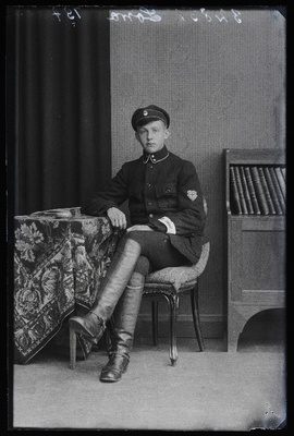 Sõjaväelane [sanitar] Sova.  similar photo