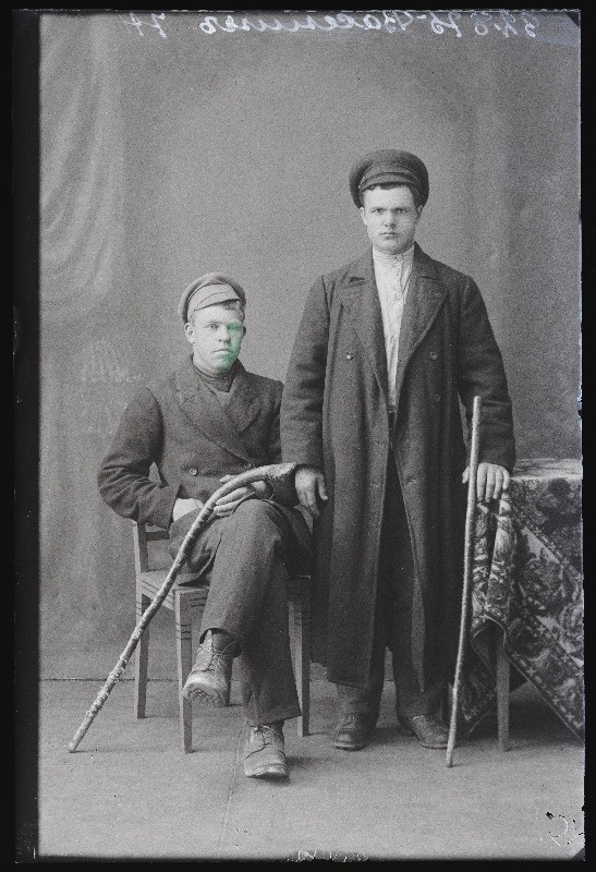 Kaks meest, (foto tellija Vasenin).